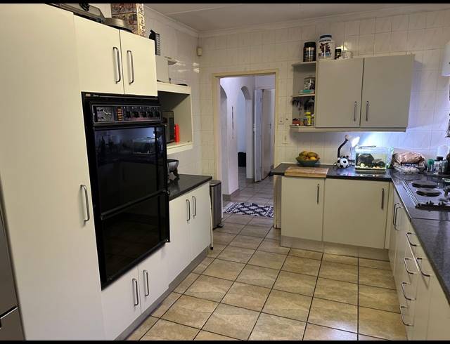 3 BEDROOM HOUSE TO LET IN OLIVEDALE